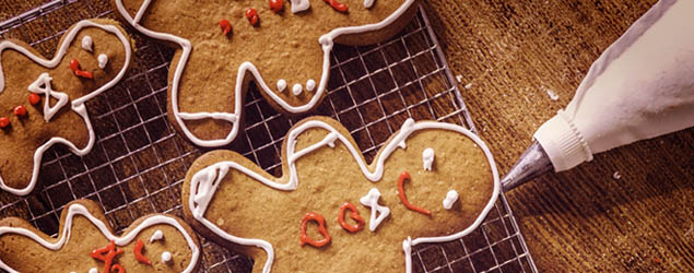 decorating gingerbread